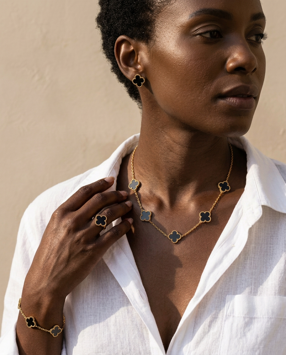 Parure noir portée : collier, boucles d’oreilles, bague et bracelet