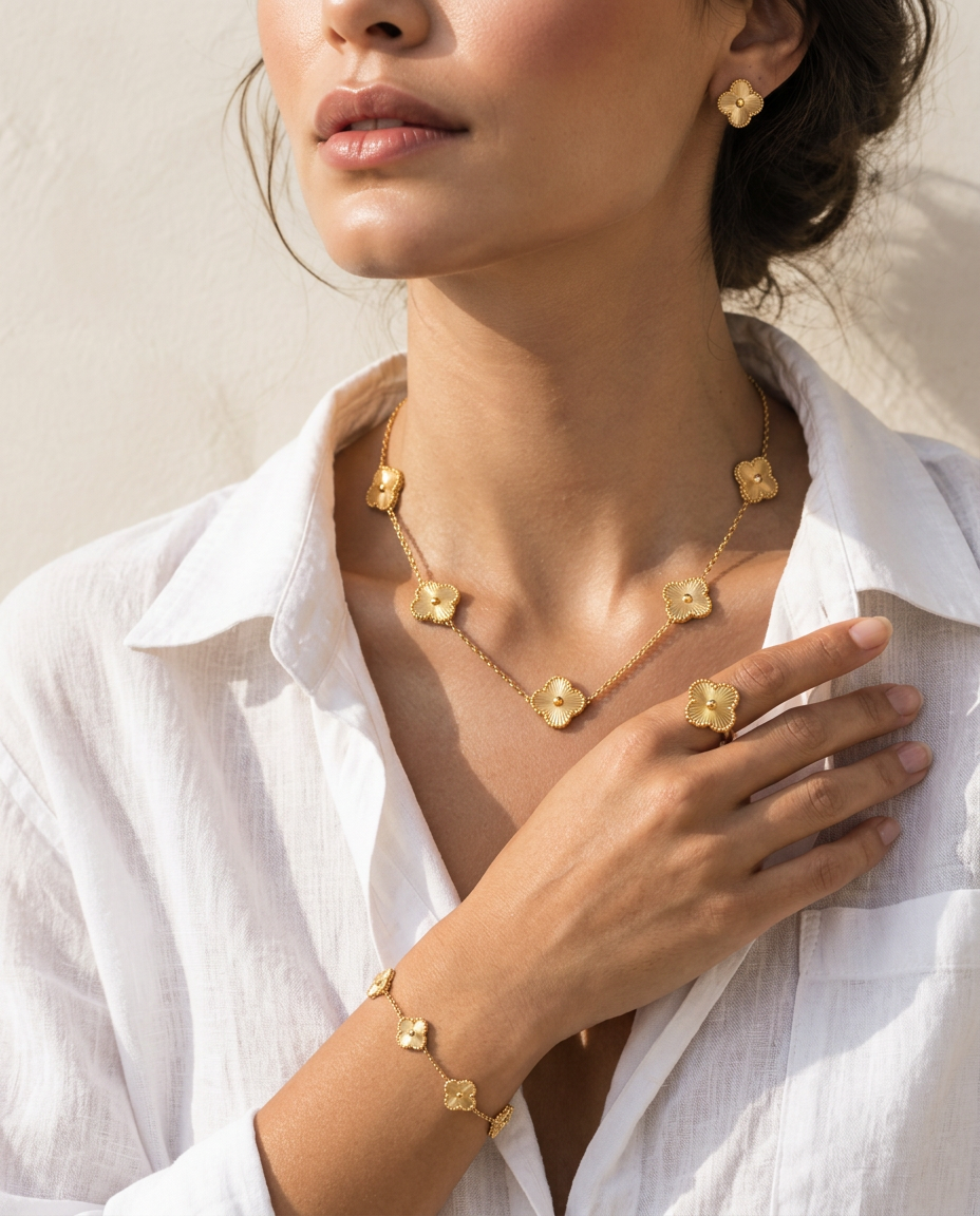 Parure or portée : collier, boucles d’oreilles, bague et bracelet