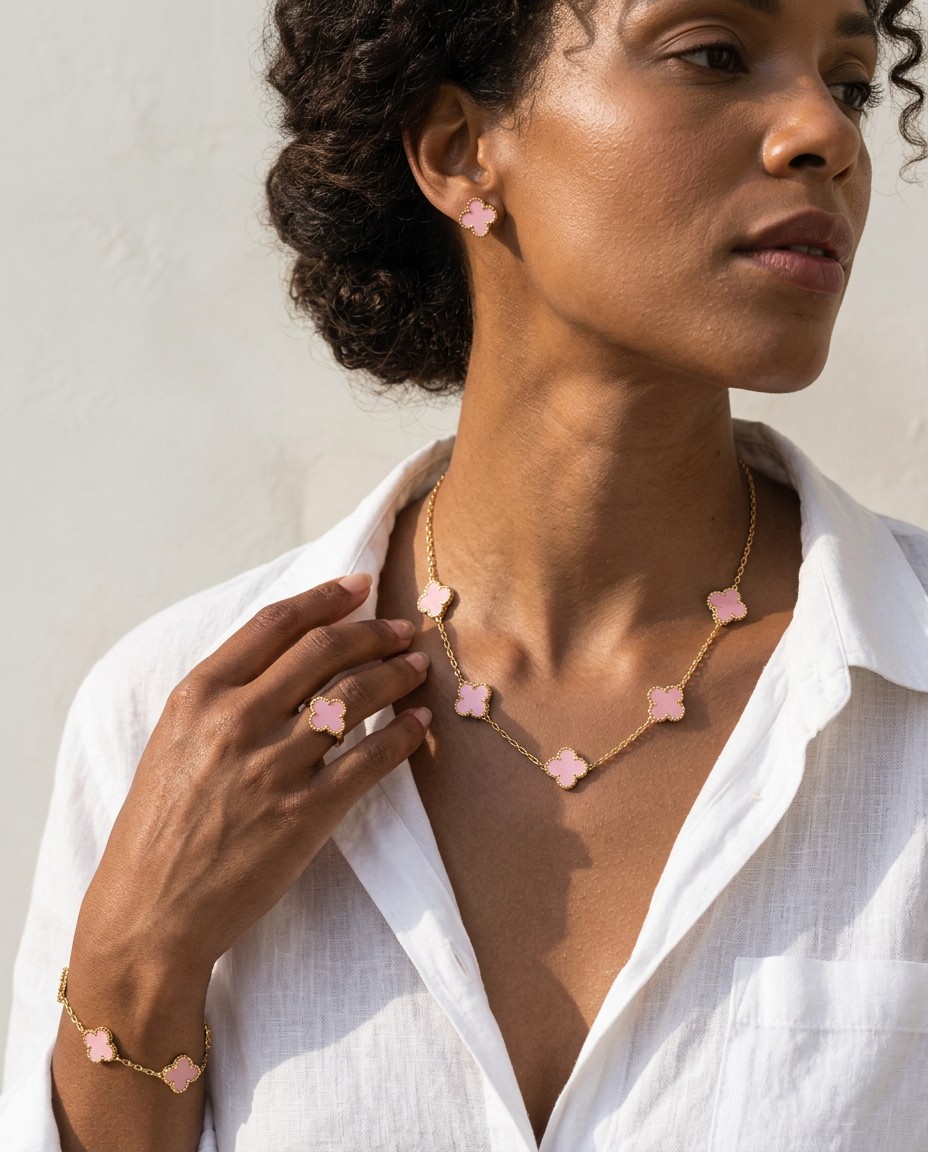 Parure rose portée : collier, boucles d’oreilles, bague et bracelet
